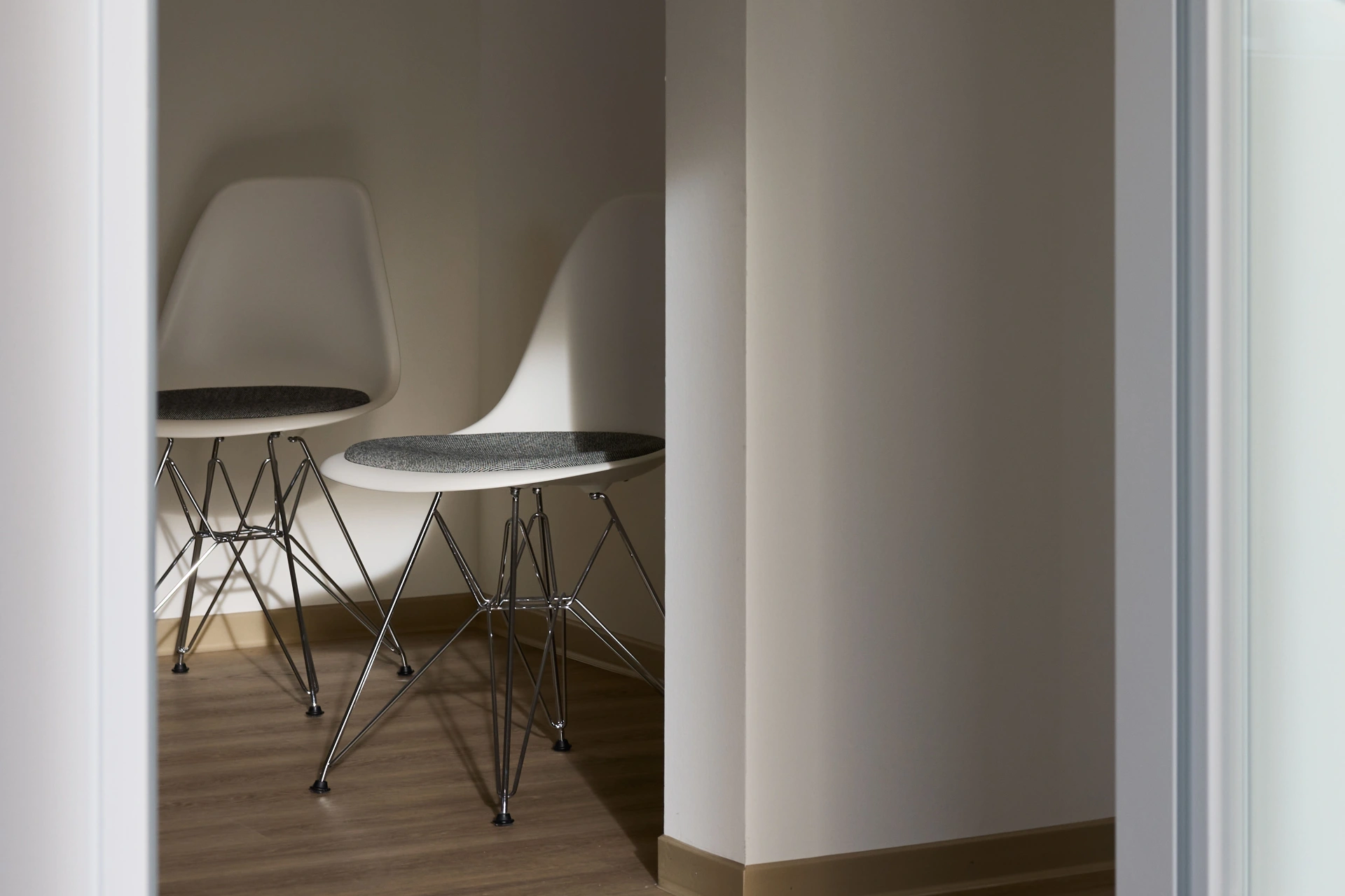 Stühle im Hintergrund