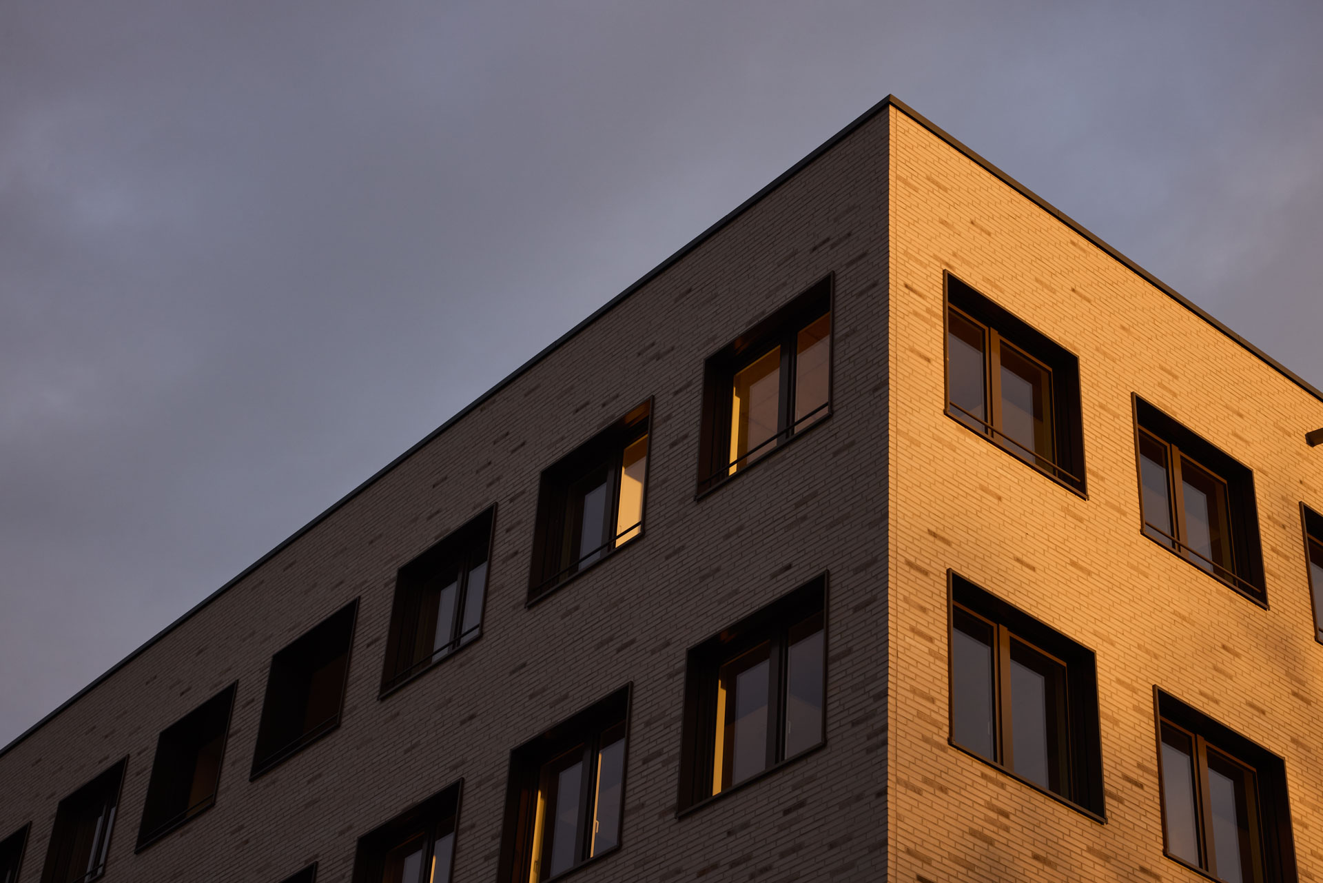 Gebäude von Außen im Sonnenuntergang