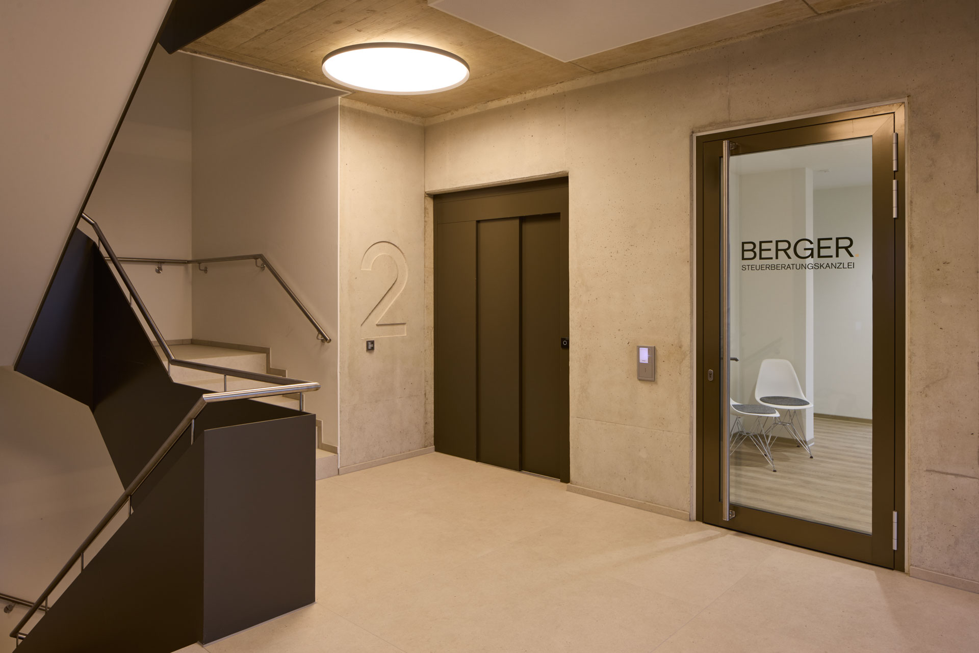 Treppenhaus der Kanzlei Berger in Betonoptik