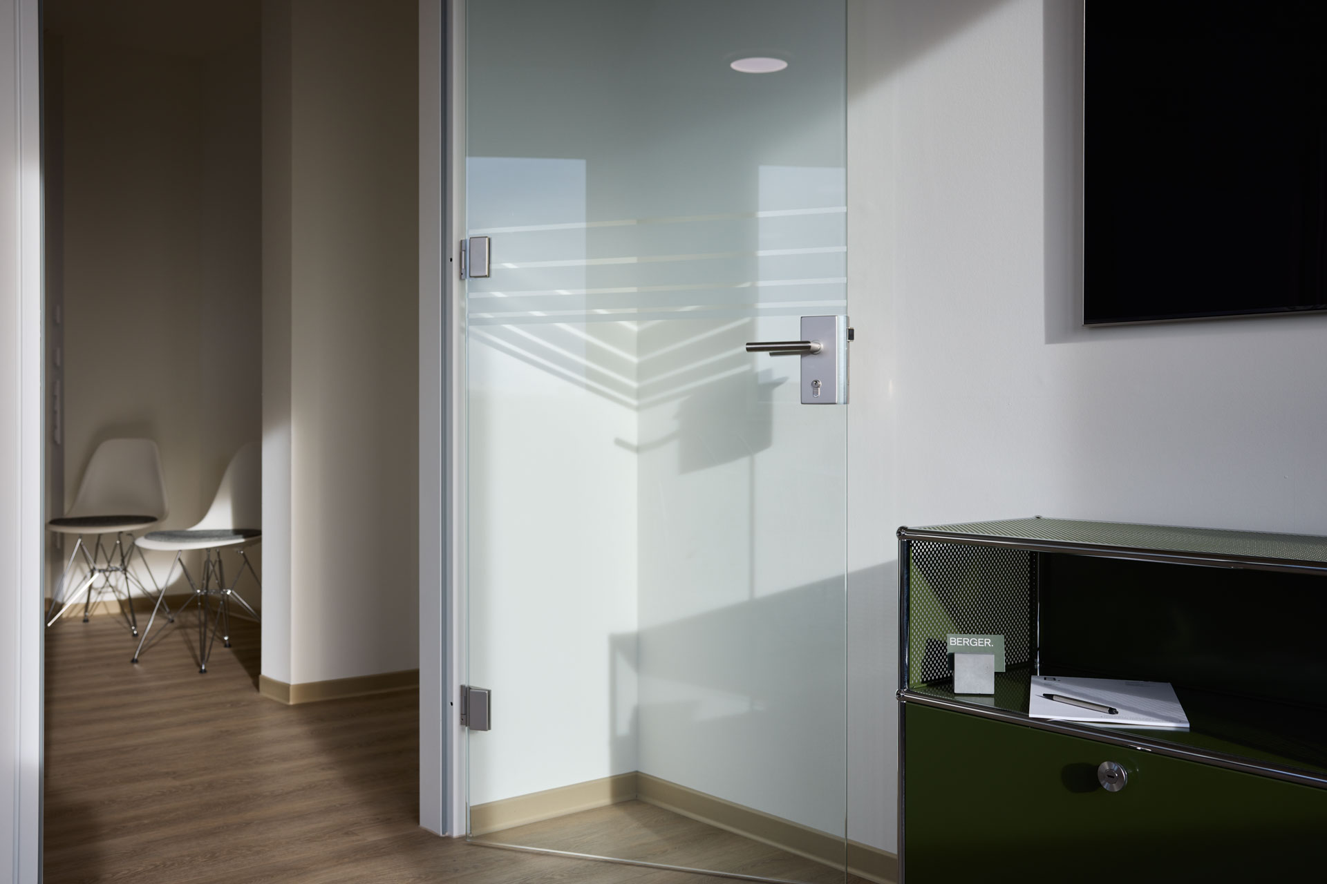 Bild aus dem Raum, im Hintergrund befinden sich Stühle