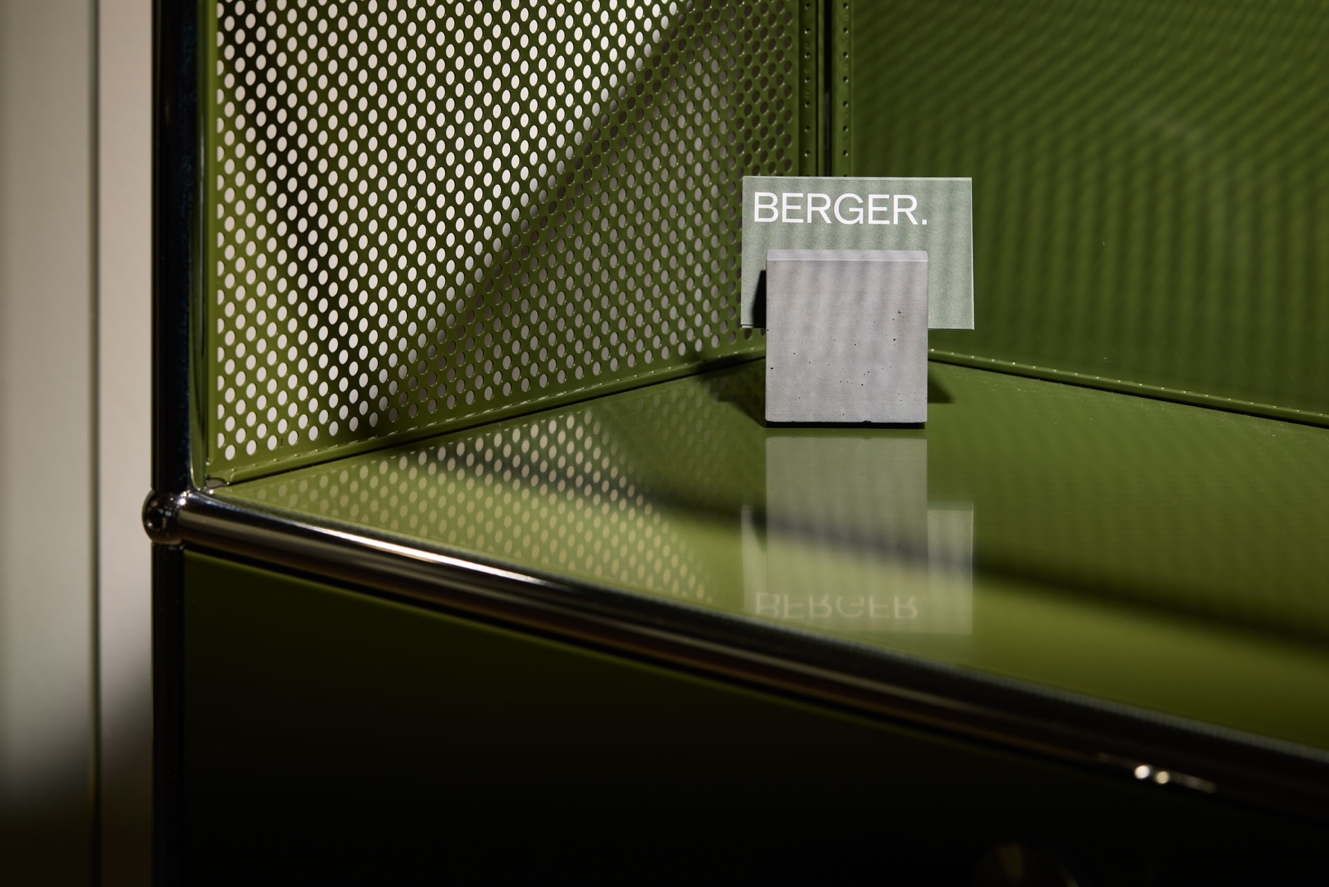 Visitenkaten im Regal