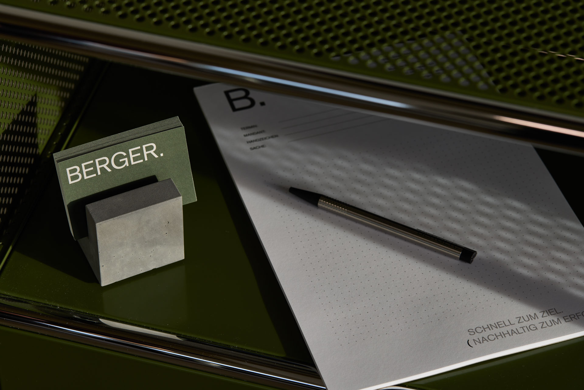 Block mit Visitenkarten im Regal