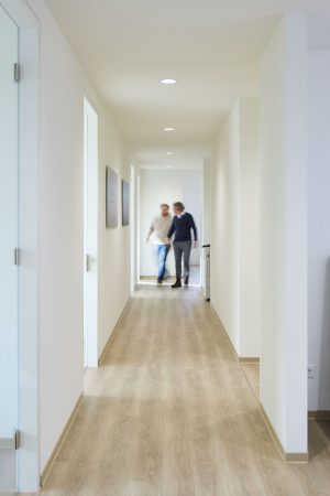 Langer Flur der Kanzlei Berger mit zwei Personen im Hintergrund